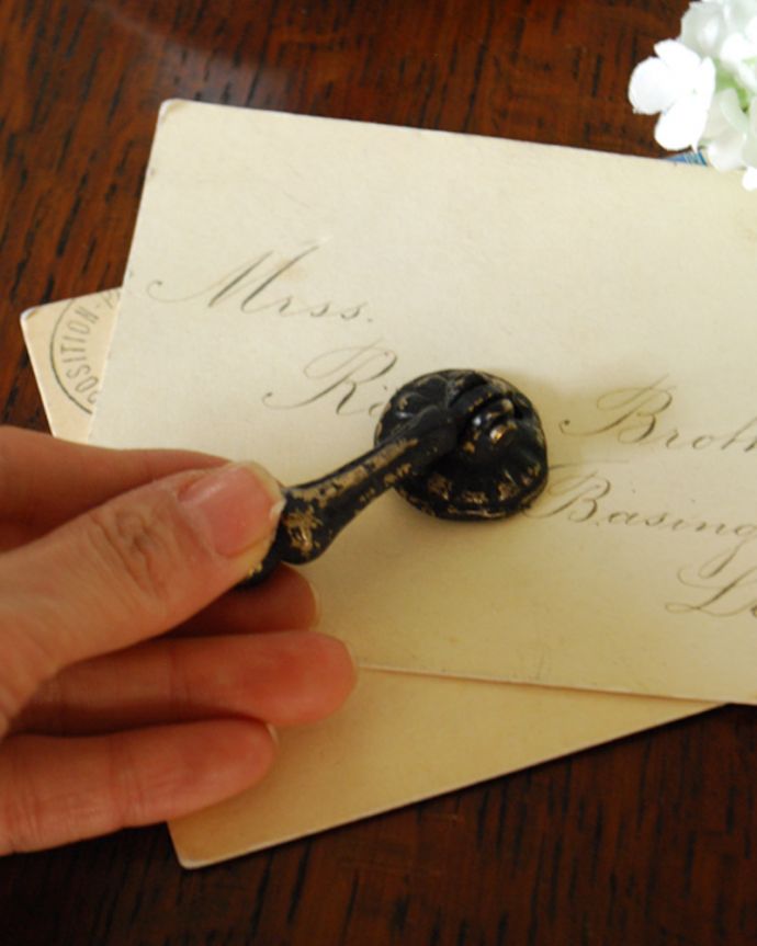 取っ手・ハンドル　住宅用パーツ　アンティーク風の可愛い取っ手、ドロップの形のノブ。アンティーク風の取っ手重厚な雰囲気のアンティーク風の取っ手。(u-834)