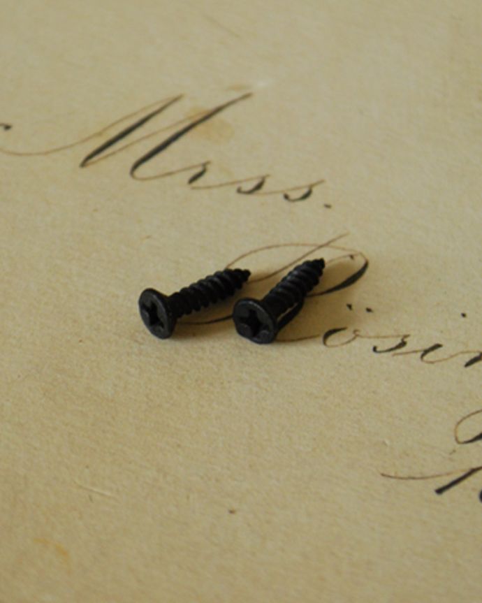 取っ手・ハンドル　住宅用パーツ　アンティーク風の可愛い取っ手、ドロップの形のノブ。取り付けもカンタン2カ所をビスで留めるだけで、誰でも簡単に交換出来ます。(u-834)