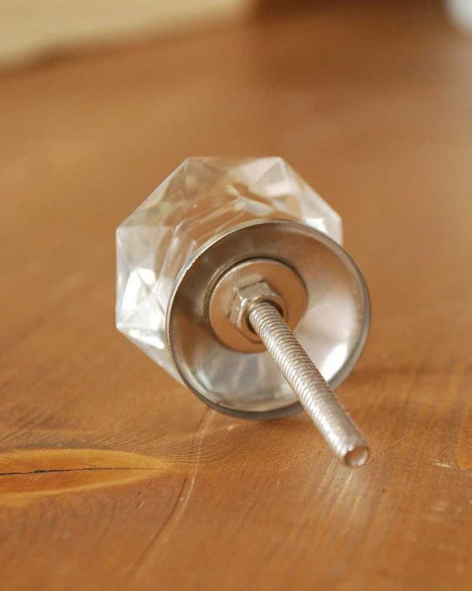 取っ手・ハンドル　住宅用パーツ　ご新築用の扉やキッチンの取っ手にオススメのきらきら輝くガラスノブ。取り付けもカンタン後ろからビスで留めるだけで、誰でも簡単に交換出来ます。(u-839)