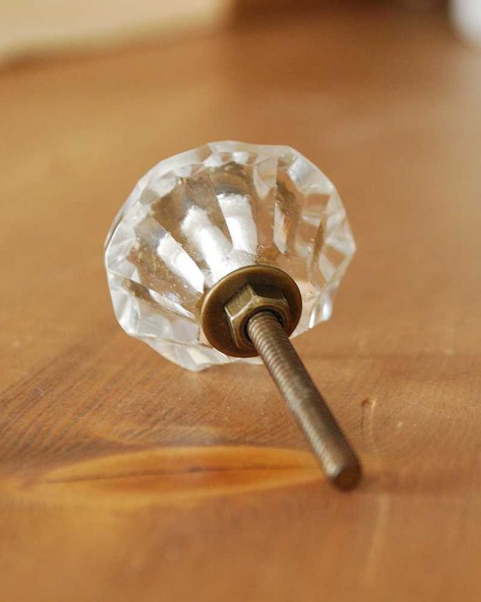 取っ手・ハンドル　住宅用パーツ　毎日使う持ち手をちょっとおしゃれに･･･アンティーク風ガラスノブ。取り付けもカンタン後ろからビスで留めるだけで、誰でも簡単に交換出来ます。(u-841)