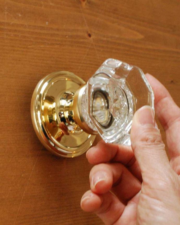 ドアノブ　住宅用パーツ　真鍮×ガラスドアノブ（オクタゴン）、内外用2個セット（ラッチ付）。対応するドア厚は37mm 〜 39mmです。(u-843)