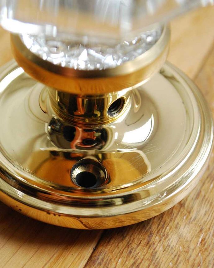 ドアノブ　住宅用パーツ　真鍮×ガラスドアノブ（オクタゴン）、内外用2個セット（ラッチ付）。真鍮は、時間と共に色が変化して味わいがでてくるのが特徴。(u-843)