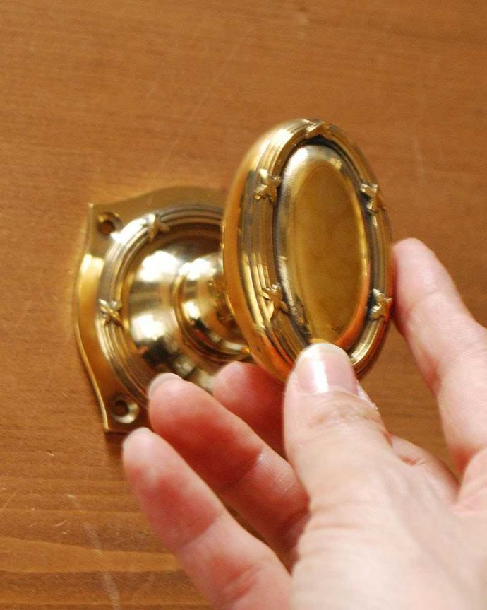 ドアノブ　住宅用パーツ　真鍮製ドアノブオーバル、内外用2個セット（ラッチ付）。手軽に取り付けられます。(u-846)