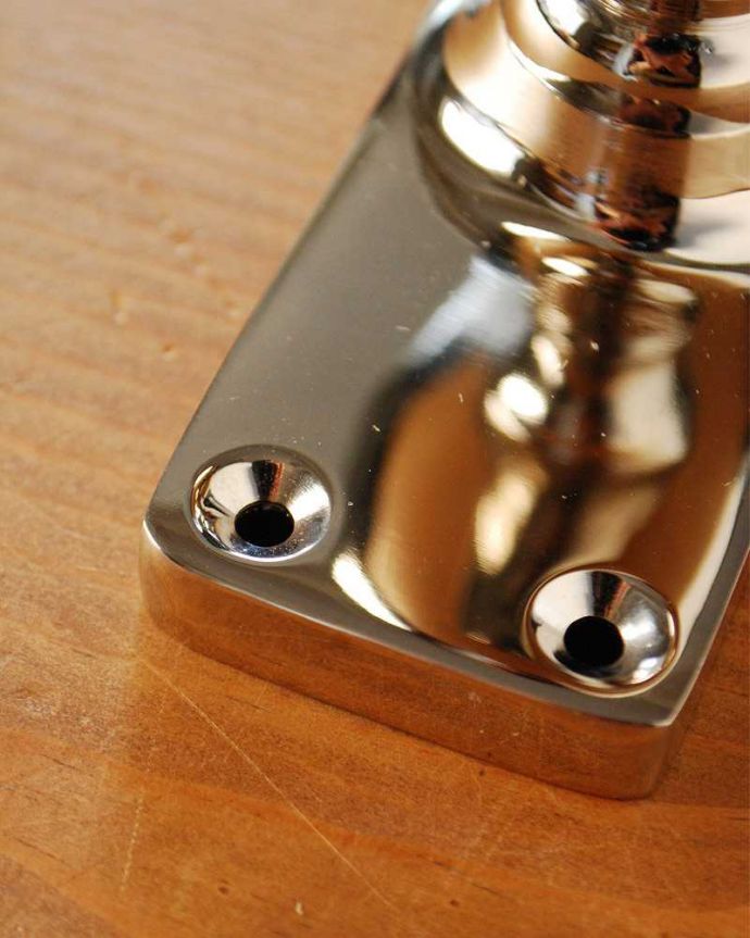 ドアノブ　住宅用パーツ　シンプルなデザインの真鍮ドアノブ（ドアの取っ手）（オーバル＆スクエア・ラッチセット付）。手軽に取り付けられます。(u-849)