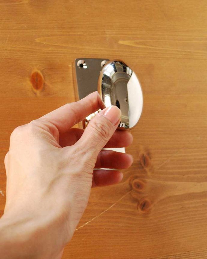 ドアノブ　住宅用パーツ　シンプルなデザインの真鍮ドアノブ（ドアの取っ手）（オーバル＆スクエア・ラッチセット付）。内外用2個セットでお届けします。(u-849)