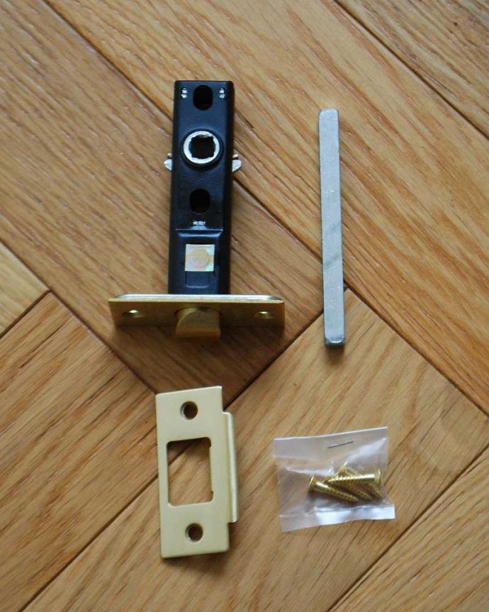 ドアノブ　住宅用パーツ　シンプルなデザインの真鍮ドアノブ（ドアの取っ手）（オーバル＆スクエア・ラッチセット付）。※ラッチ、ネジもセットでお届けしますので、届いたその日に使えます。(u-849)