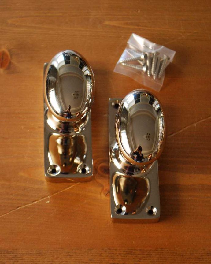 ドアノブ　住宅用パーツ　シンプルなデザインの真鍮ドアノブ（ドアの取っ手）（オーバル＆スクエア・ラッチセット付）。握りやすい形です。(u-849)