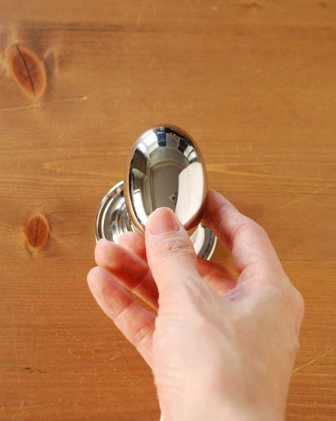 ドアノブ　住宅用パーツ　シンプルなデザインの真鍮ドアノブ（ドアの取っ手）（ラッチ付）。内外用2個セットでお届けします。(u-850)