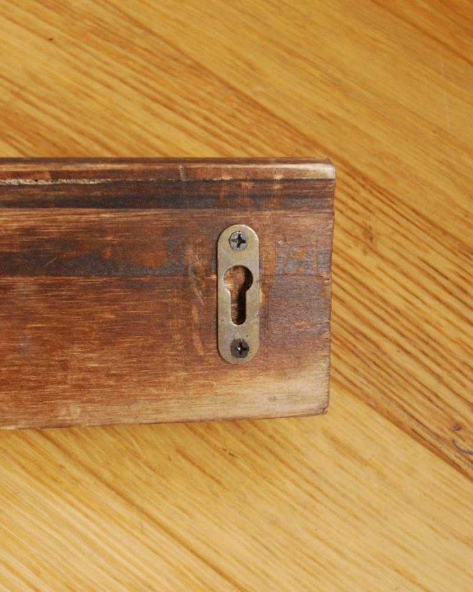 フック・フックボード 住宅用パーツ ヴィンテージ風に仕上げたフックボード(4連)。ビス穴は2ヶ所にあります。(u-854)