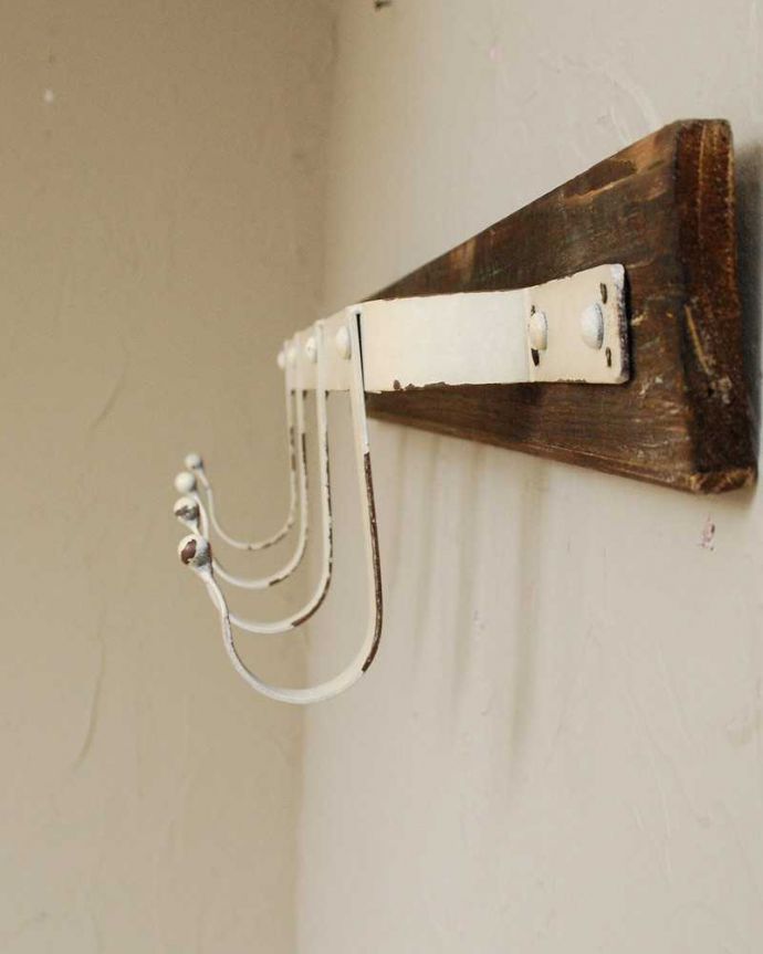 フック・フックボード 住宅用パーツ ヴィンテージ風に仕上げたフックボード(4連)。横から見るとこんな感じです。(u-854)