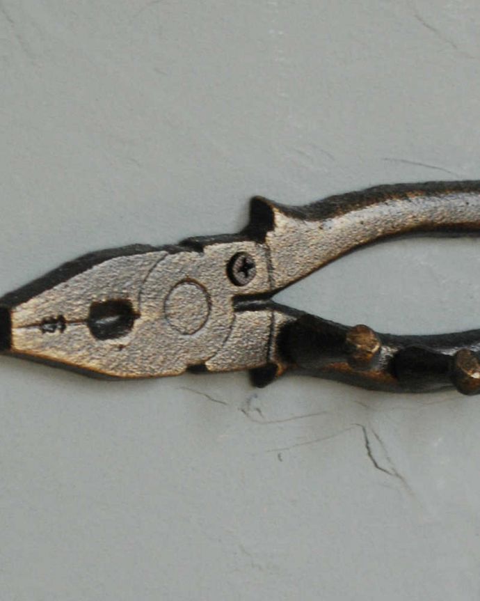 フック・フックボード　住宅用パーツ　ペンチ型のデザインがオシャレで便利に使えるアンティーク風のキャスト4連フック（ビス無し）。遊び心あふれるオシャレなデザインパッと目を惹く個性的なデザインのオシャレなフック。(u-873)