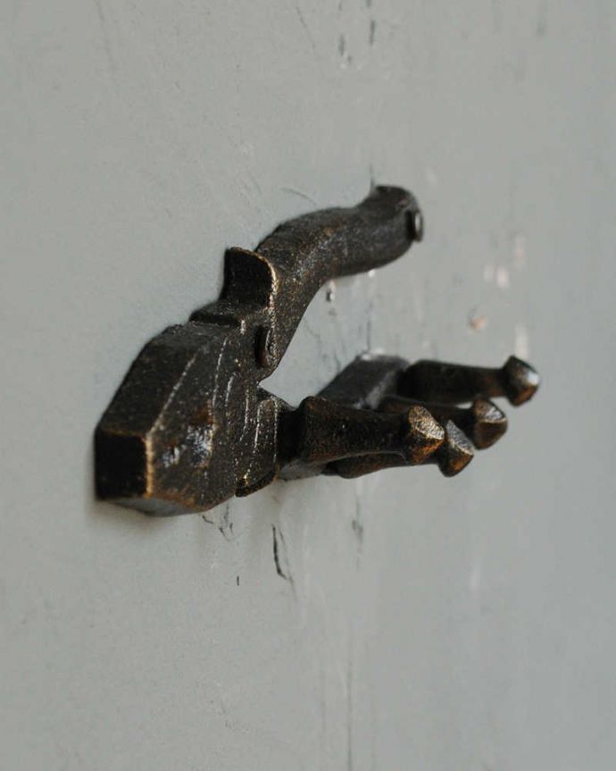 フック・フックボード　住宅用パーツ　ペンチ型のデザインがオシャレで便利に使えるアンティーク風のキャスト4連フック（ビス無し）。横から見ると･･･見た目だけじゃなく、モノがしっかり掛けれるようになっています。(u-873)
