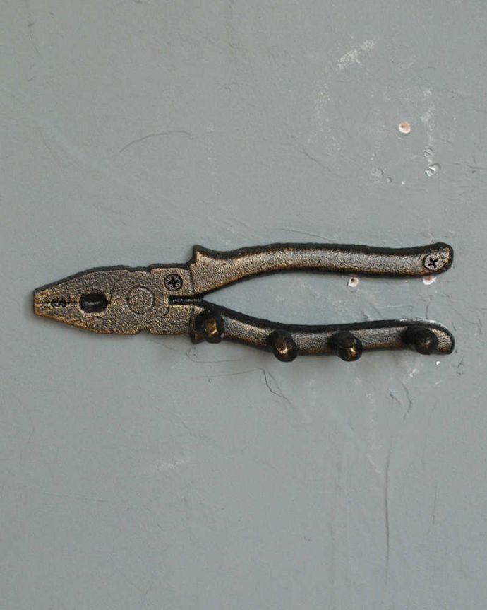 フック・フックボード　住宅用パーツ　ペンチ型のデザインがオシャレで便利に使えるアンティーク風のキャスト4連フック（ビス無し）。カンタンに取り付け出来ますビスで2ヶ所固定させるだけなので、女性でも取り付けカンタンです。(u-873)