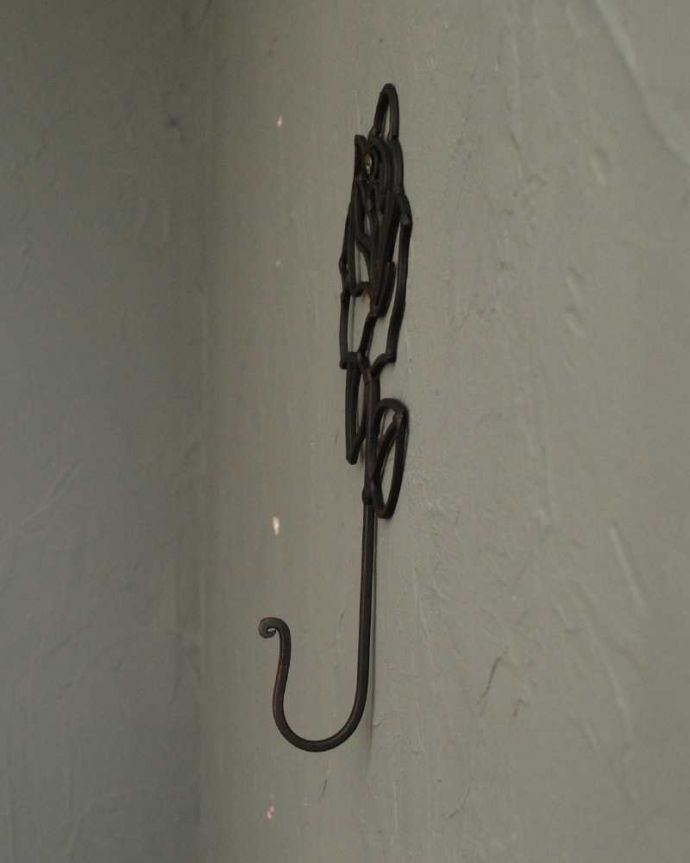 フック・フックボード　住宅用パーツ　お洒落に便利に使えるアイアンローズフック（シングル）。横から見ると･･･見た目だけじゃなく、モノがしっかり掛けれるようになっています。(u-878)