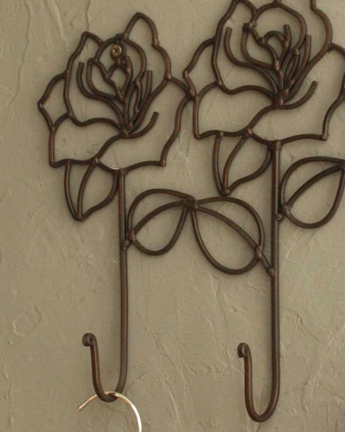 フック・フックボード　住宅用パーツ　お洒落に便利に使えるアイアンローズフック（トリプル）。遊び心あふれるオシャレなデザインパッと目を惹く個性的なデザインのオシャレなフック。(u-879)