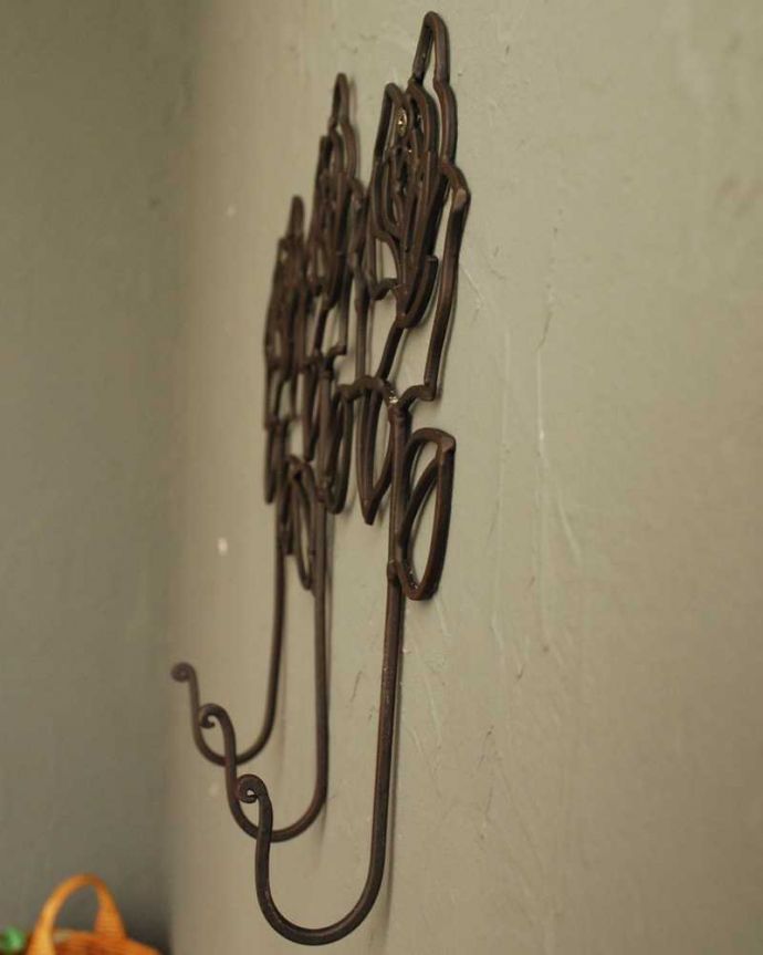 フック・フックボード　住宅用パーツ　お洒落に便利に使えるアイアンローズフック（トリプル）。横から見ると･･･見た目だけじゃなく、モノがしっかり掛けれるようになっています。(u-879)