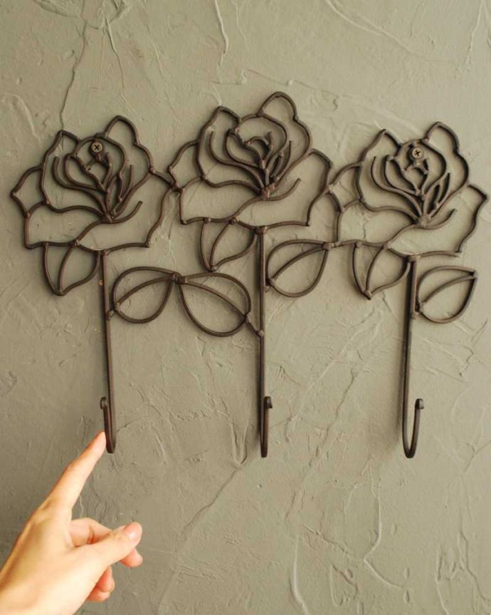 フック・フックボード　住宅用パーツ　お洒落に便利に使えるアイアンローズフック（トリプル）。カンタンに取り付け出来ます。(u-879)