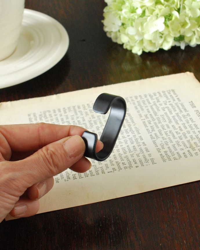 フック　住宅用パーツ　おしゃれなフック、アイアン製のどこでも使えるＣフック。大きさはこれくらいしっかり厚みのあるアイアン製です。(u-883)