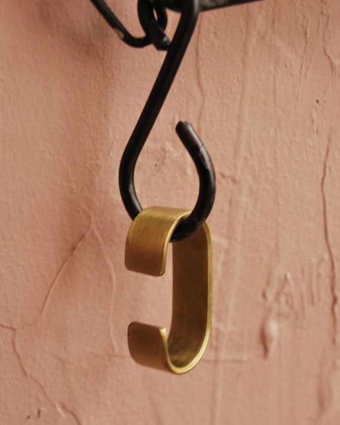 住宅用パーツ　おしゃれなフック、アイアン製のどこでも使えるＣフック(アンティークゴールド)。どこに引っ掛けてもＯＫアイアンで出来た重厚な雰囲気のCフック。(u-884)