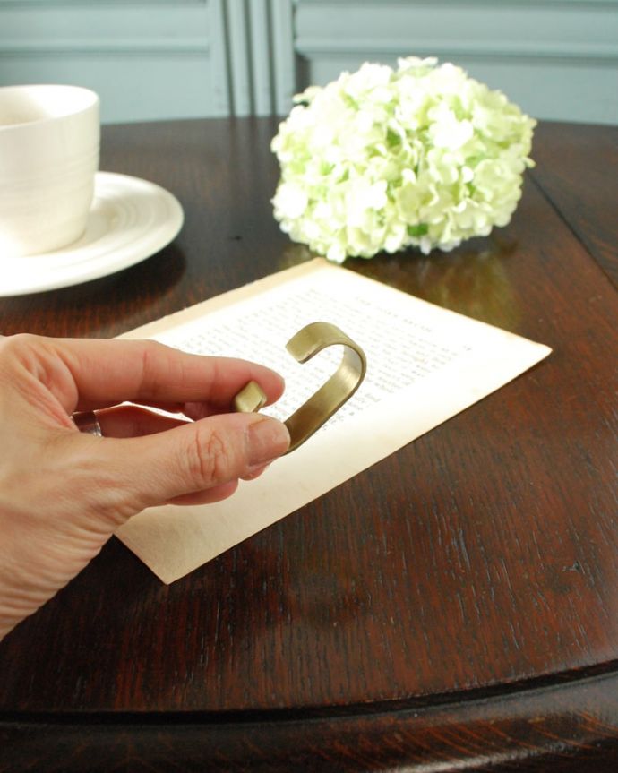 住宅用パーツ　おしゃれなフック、アイアン製のどこでも使えるＣフック(アンティークゴールド)。大きさはこれくらいしっかり厚みのあるアイアン製です。(u-884)