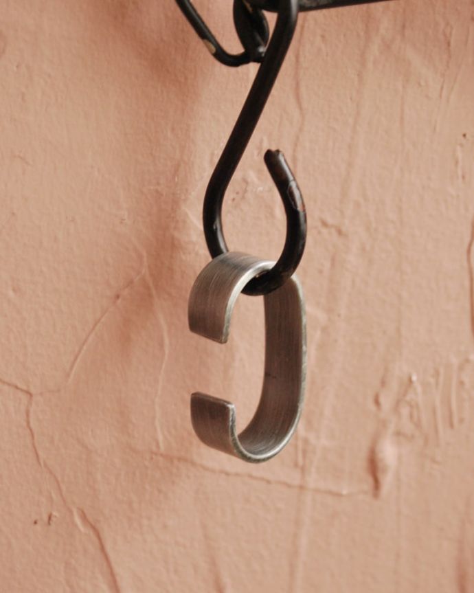 住宅用パーツ　おしゃれなフック、アイアン製のどこでも使えるＣフック(シルバー)。どこに引っ掛けてもＯＫアイアンで出来た重厚な雰囲気のCフック。(u-885)