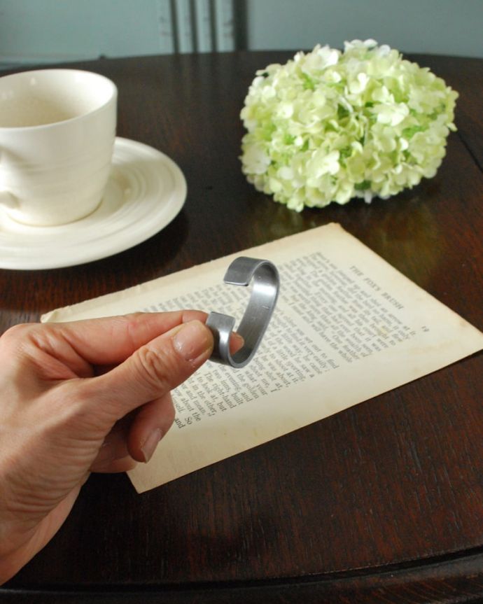 住宅用パーツ　おしゃれなフック、アイアン製のどこでも使えるＣフック(シルバー)。大きさはこれくらいしっかり厚みのあるアイアン製です。(u-885)