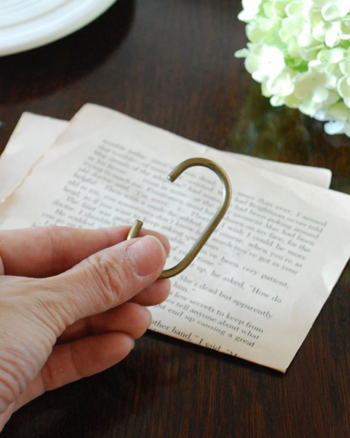 フック・フックボード　住宅用パーツ　おしゃれなフック、アイアン製のどこでも使えるＣフック(アンティークゴールド)　大きさはこれくらいしっかり厚みのあるアイアン製です。(u-887)