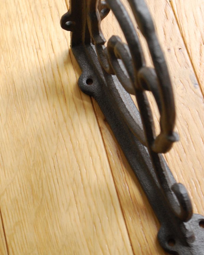 棚受け（シェルフ）　住宅用パーツ　アンティーク風アイアン棚受け（22cm）ビスなし。全部で8ヶ所ビス穴が開いています。(u-971)