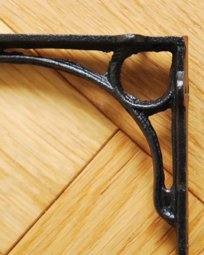 棚受け（シェルフ）　住宅用パーツ　アンティーク風の棚受け、アイアンブラケット (Ｓ・ブラック・ビスなし）。アンティーク風に仕上げた棚受けシンプルなデザインがカッコいいアンティーク風の棚受け。(u-988)