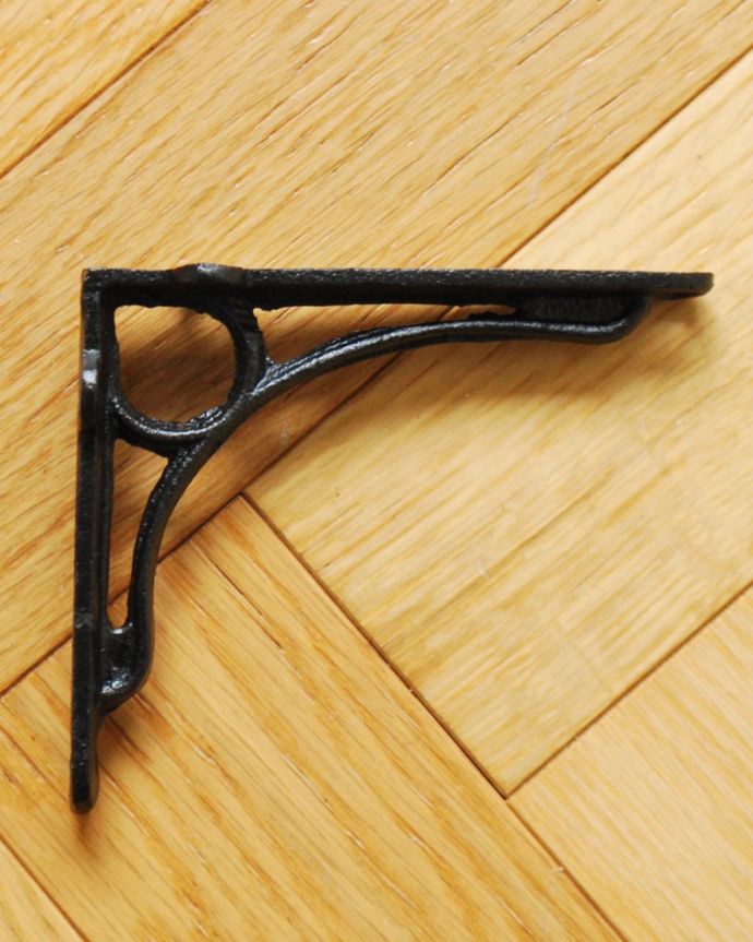棚受け（シェルフ）　住宅用パーツ　アンティーク風の棚受け、アイアンブラケット (Ｓ・ブラック・ビスなし）。取り付けも簡単ビスで止めるだけなので女性でも簡単に取り付けできます！※ビスはセットではありません。(u-988)