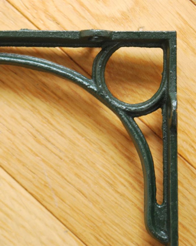 棚受け（シェルフ）　住宅用パーツ　アンティーク風の棚受け、アイアンブラケット (Ｍ・グリーン・ビスなし）。アンティーク風に仕上げた棚受けシンプルなデザインがカッコいい、アンティーク風の棚受け。(u-989)