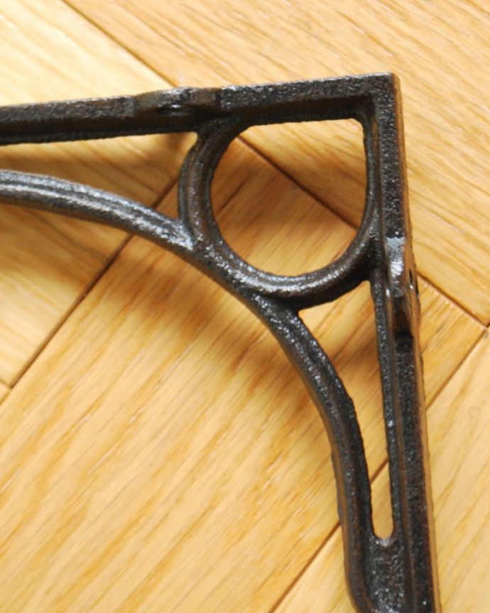 棚受け（シェルフ）　住宅用パーツ　アンティーク風の棚受け、アイアンブラケット（Ｍ・ブラック・ビスなし）。アンティーク風に仕上げた棚受けシンプルなデザインがカッコいいアンティーク風の棚受け。(u-990)