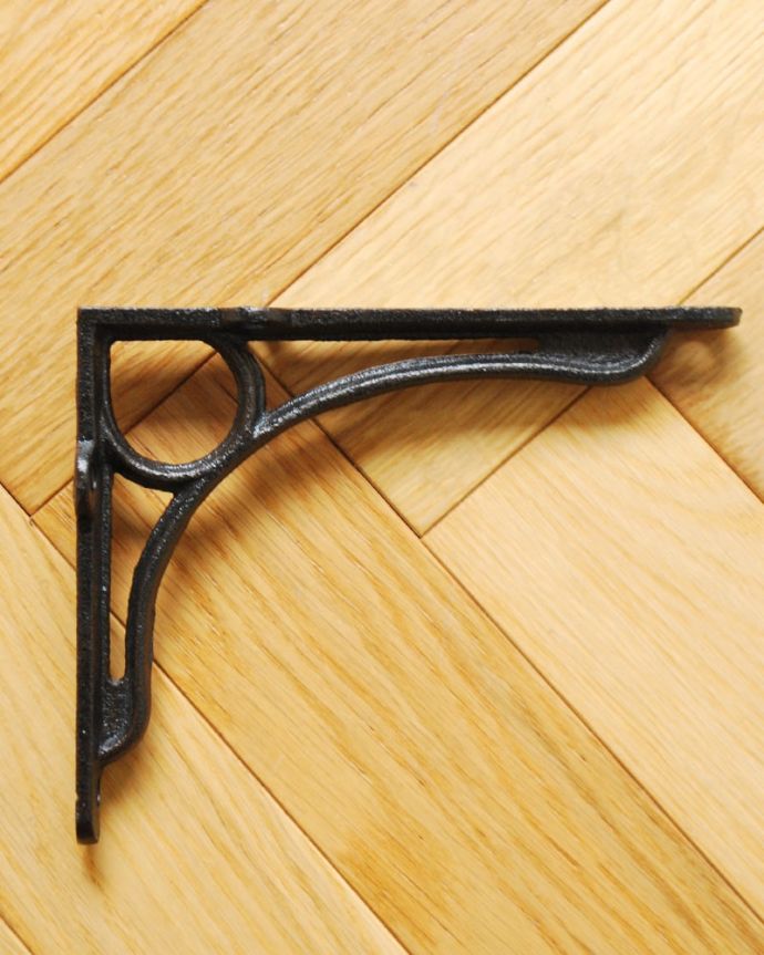 棚受け（シェルフ）　住宅用パーツ　アンティーク風の棚受け、アイアンブラケット（Ｍ・ブラック・ビスなし）。取り付けも簡単ビスで止めるだけなので女性でも簡単に取り付けできます！※ビスはセットではありません。(u-990)