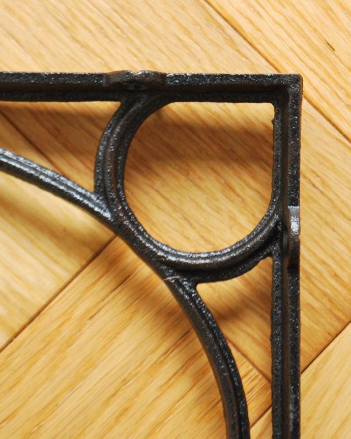 住宅用パーツ　アンティーク風の棚受け、アイアンブラケット (Ｌ・ブラック・ビスなし）。アンティーク風に仕上げた棚受けシンプルなデザインがカッコいいアンティーク風の棚受け。(u-992)