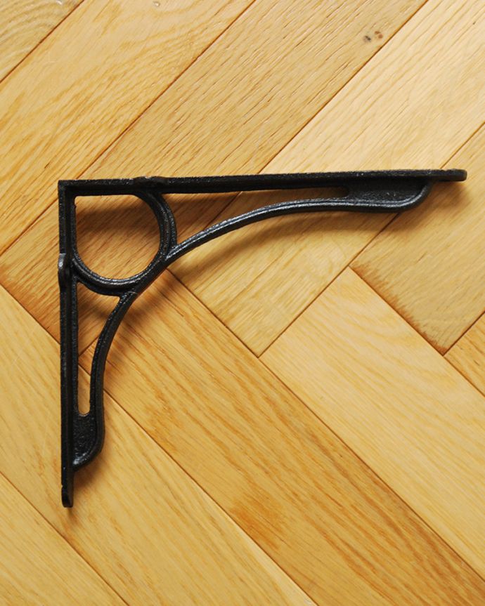 住宅用パーツ　アンティーク風の棚受け、アイアンブラケット (Ｌ・ブラック・ビスなし）。取り付けも簡単ビスで止めるだけなので女性でも簡単に取り付けできます！※ビスはセットではありません。(u-992)