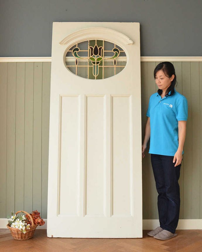 ドア・ゲート　アンティーク家具　真っ赤なチューリップが美しいステンドグラス入りのアンティークドア。ステンドグラスがキレイなアンティークのドア大きなステンドグラスが入ったアンティークらしいドア。(WN-0056)