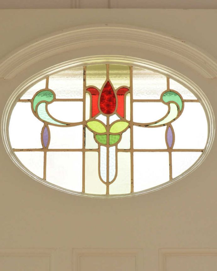 ドア・ゲート　アンティーク家具　真っ赤なチューリップが美しいステンドグラス入りのアンティークドア。光が射し込むとキラキラ輝きます買い付けの時、一番こだわったステンドグラスの柄。(WN-0056)