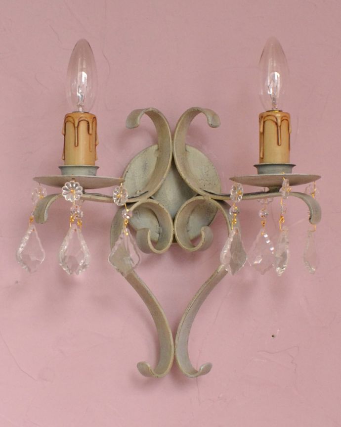 Handleオリジナル　照明・ライティング　Handleオリジナル ウォールブラケット2灯(コトン・ホワイト・ビーズ・E17シャンデリア球2個付き)。曲線×ガラスビーズの美しさ優雅な曲線にガラスのビーズをプラスして上品に仕上げた壁付けのシャンデリア。(WR-006-1)