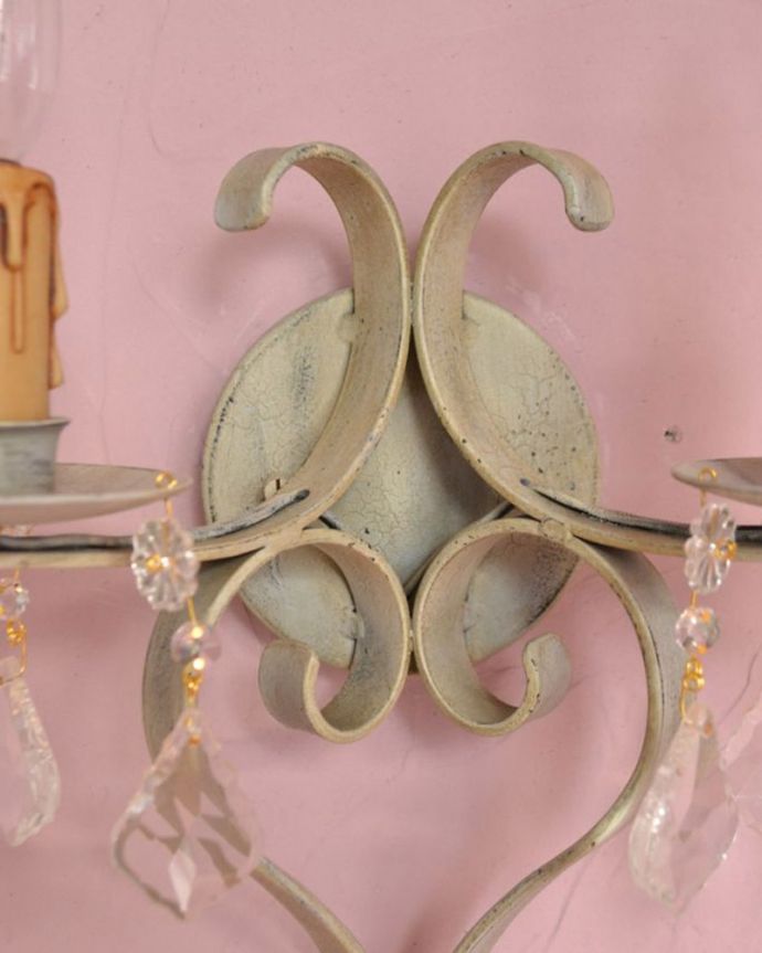 Handleオリジナル　照明・ライティング　Handleオリジナル ウォールブラケット2灯(コトン・ホワイト・ビーズ・E17シャンデリア球2個付き)。日本仕様の配線配線は全て日本の職人が手作業で行っているので、壁への取り付け部分も素敵に仕上げました。(WR-006-1)