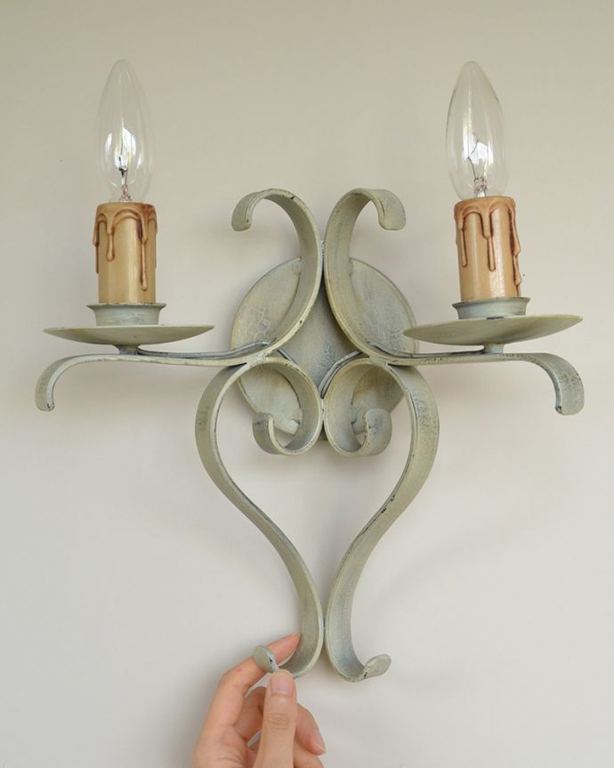 Handleオリジナル 照明・ライティング Handleオリジナル ウォールブラケット(コトン・ホワイト・E17シャンデリア球2個付き)。質感のよさが感じられるアイアンの壁付けブラケットたくさんあるアンティークのアーカイブから探してきたものを日本のお家向けにアレンジしたブラケットです。(WR-006)