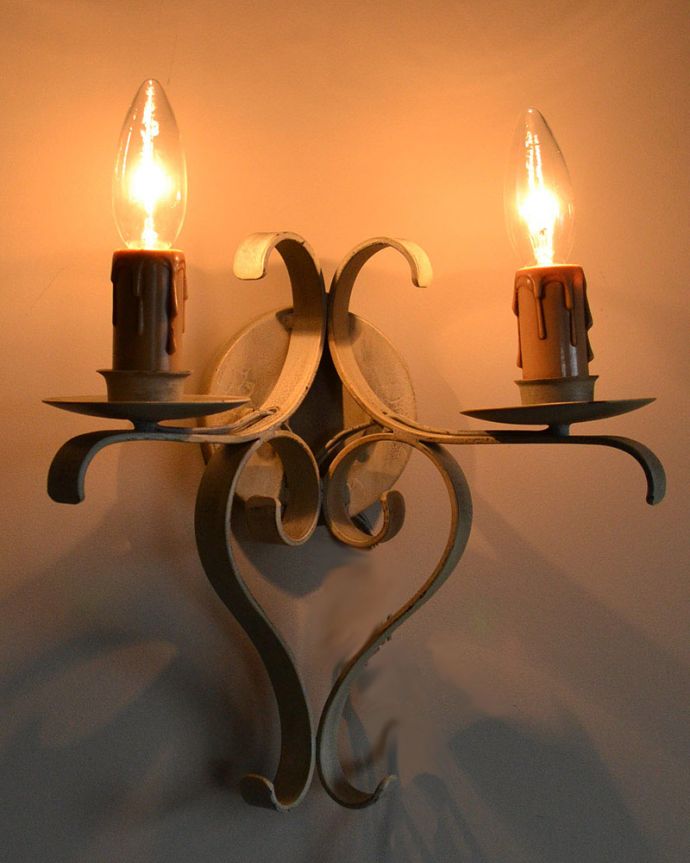 Handleオリジナル 照明・ライティング Handleオリジナル ウォールブラケット(コトン・ホワイト・E17シャンデリア球2個付き)。くるくると柔らかい曲線アイアンのフラットバーをクルンクルンと巻いて作られた、女性らしく柔らかい曲線がまるでふわふわした綿のようなデザインです。(WR-006)