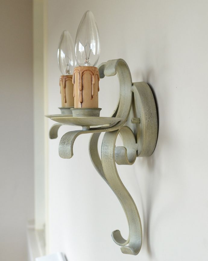 Handleオリジナル 照明・ライティング Handleオリジナル ウォールブラケット(コトン・ホワイト・E17シャンデリア球2個付き)。しなやかに曲げたアイアンのフラットバーどんなお部屋でも使いやすいように、アイアンの太いフラットバーを優雅な曲線に曲げた、シンプルな中に素材のよさが際立つデザインです。(WR-006)