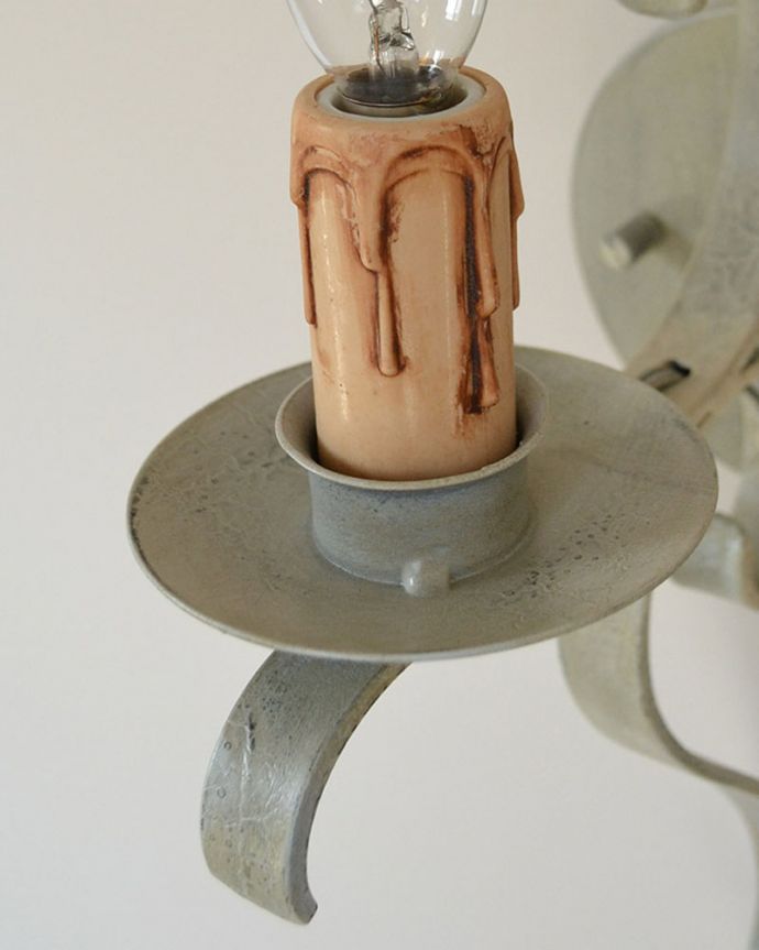 Handleオリジナル 照明・ライティング Handleオリジナル ウォールブラケット(コトン・ホワイト・E17シャンデリア球2個付き)。究極のアンティーク仕上げ鍛造で叩いた跡を残したハンマートーン。(WR-006)