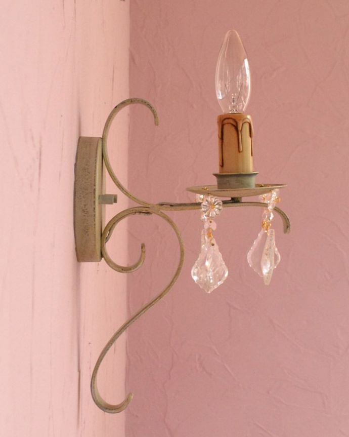 Handleオリジナル　照明・ライティング　Handleオリジナル ウォールブラケット(コトン・ホワイト・ビーズ・E17シャンデリア球1個付き)。曲線×ガラスビーズの美しさ優雅な曲線にガラスのビーズをプラスして上品に仕上げた壁付けのシャンデリア。(WR-007-1)