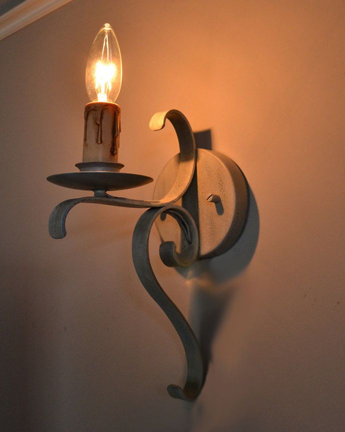 Handleオリジナル　照明・ライティング　Handleオリジナル ウォールブラケット(コトン・ホワイト・ビーズ・E17シャンデリア球1個付き)。壁からの優しい灯りほんのりと壁を照らしてくれる優しい灯りの下で、くつろぎの時間を過ごしてみませんか？。(WR-007-1)