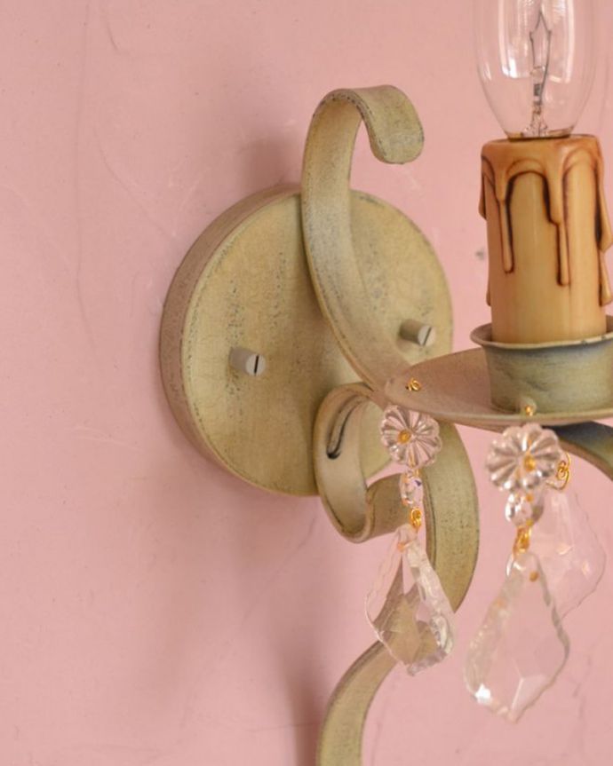 Handleオリジナル　照明・ライティング　Handleオリジナル ウォールブラケット(コトン・ホワイト・ビーズ・E17シャンデリア球1個付き)。日本仕様の配線配線は全て日本の職人が手作業で行っているので、壁への取り付け部分も素敵に仕上げました。(WR-007-1)