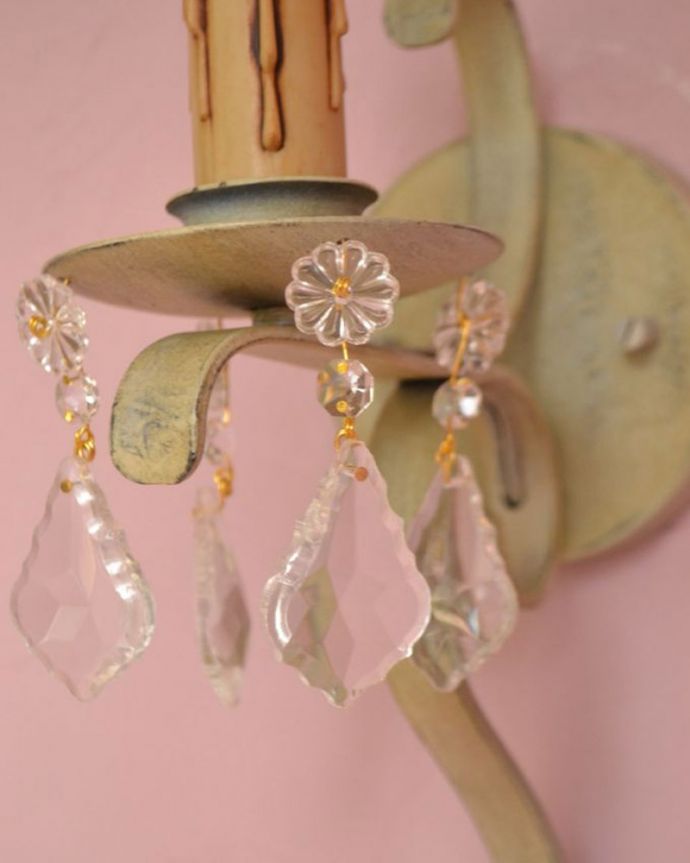 Handleオリジナル　照明・ライティング　Handleオリジナル ウォールブラケット(コトン・ホワイト・ビーズ・E17シャンデリア球1個付き)。お花とリーフの形点灯するとキラキラっとガラスのビーズが輝きます。(WR-007-1)