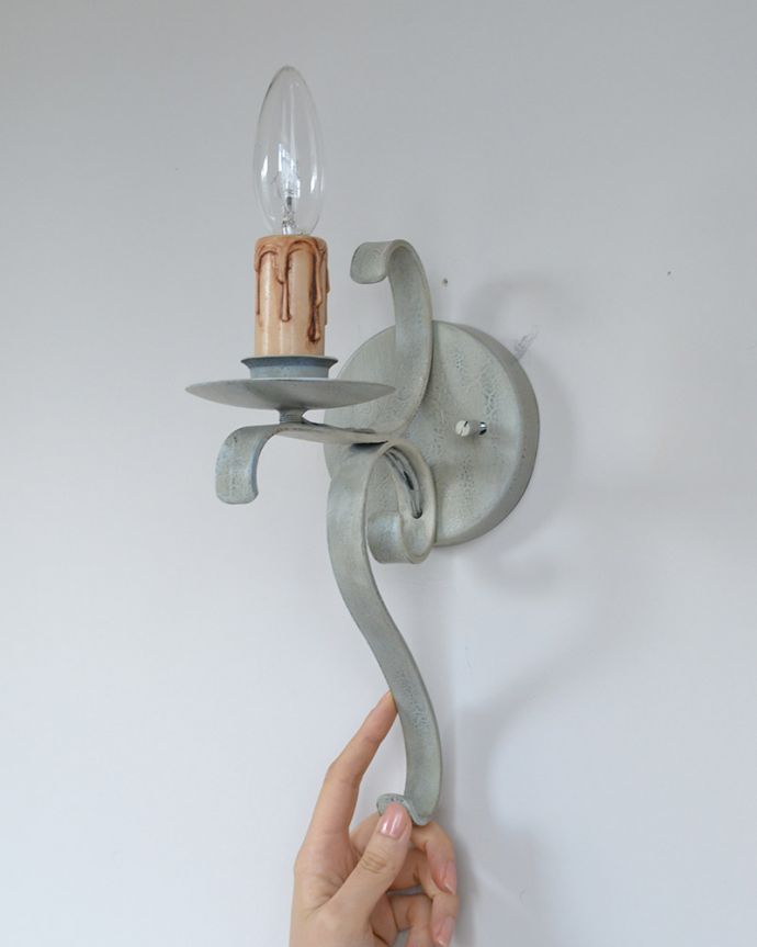 Handleオリジナル　照明・ライティング　Handleオリジナル ウォールブラケット(コトン・ホワイト・E17シャンデリア球1個付き)。質感のよさが感じられるアイアンの壁付けブラケットたくさんあるアンティークのアーカイブから探してきたものを日本のお家向けにアレンジしたブラケットです。(WR-007)