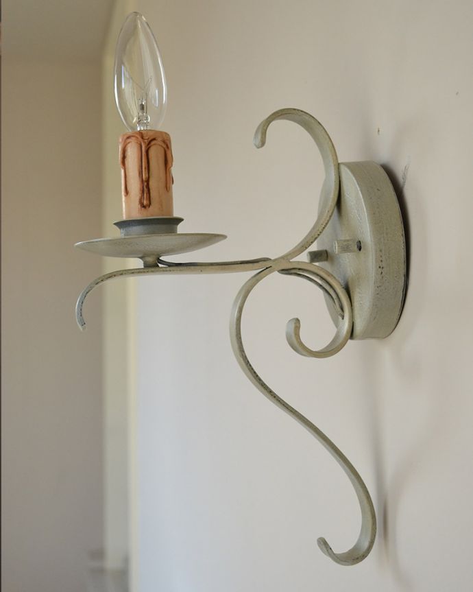 Handleオリジナル　照明・ライティング　Handleオリジナル ウォールブラケット(コトン・ホワイト・E17シャンデリア球1個付き)。しなやかに曲げたアイアンのフラットバーどんなお部屋でも使いやすいように、アイアンの太いフラットバーを優雅な曲線に曲げた、シンプルな中に素材のよさが際立つデザインです。(WR-007)