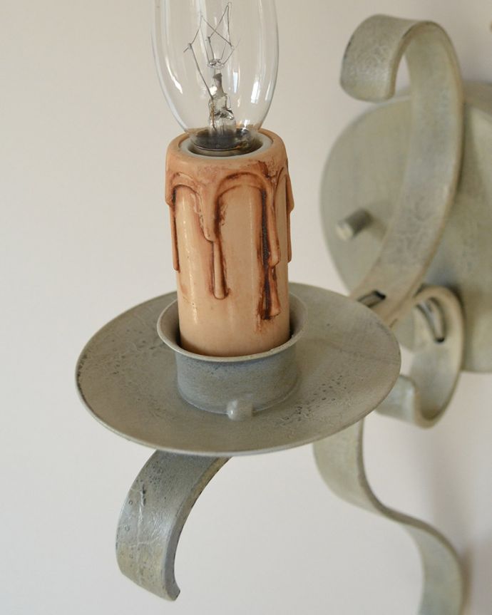 Handleオリジナル　照明・ライティング　Handleオリジナル ウォールブラケット(コトン・ホワイト・E17シャンデリア球1個付き)。究極のアンティーク仕上げ鍛造で叩いた跡を残したハンマートーン。(WR-007)